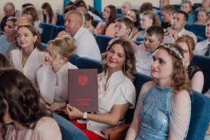 Выпускники института естествознания получили дипломы