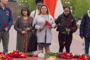 Иностранные студенты возложили цветы у могилы неизвестного солдата 