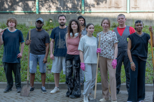 В общежитии №2 прошёл субботник и уборка прилегающей территории