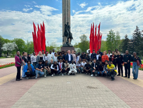 В честь 81-й годовщины Великой Победы иностранные студенты подготовительного отделения КГУ им. К.Э. Циолковского возложили цветы к Вечному огню