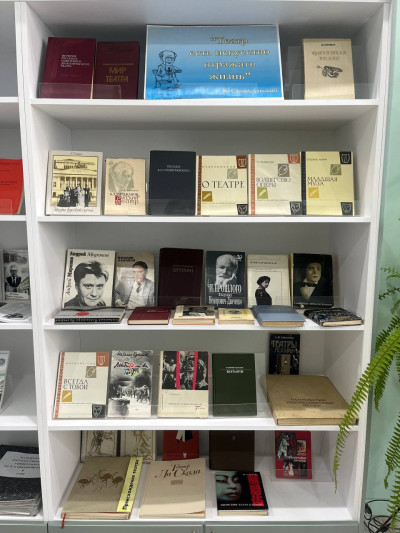 Выставка изданий «Театра чарующий мир»