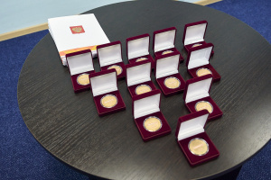 Студентов медицинского института наградили памятной медалью президента России