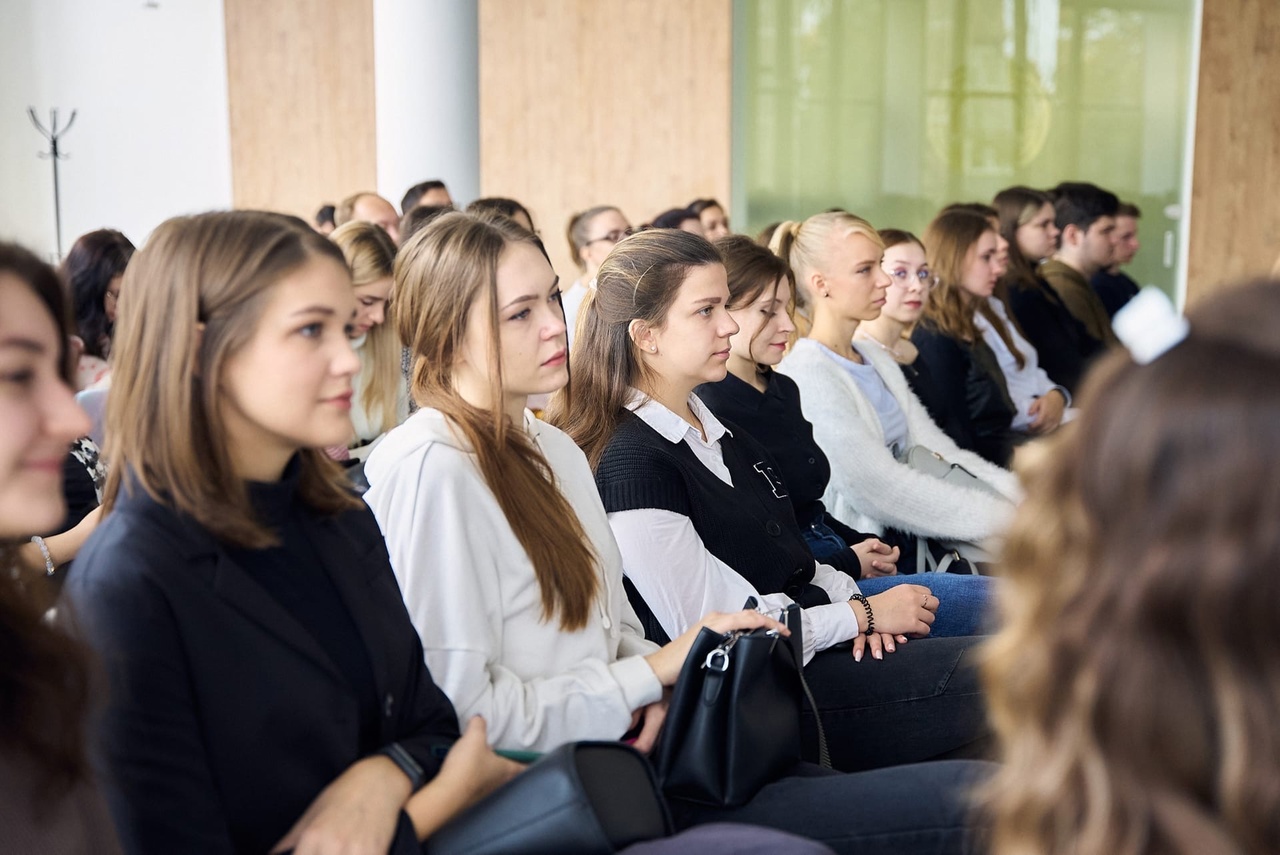 Последний курс в вузе. Студенты в вузе. Выпускной студентов. Студенты выпускники. Выпускные курсы это.